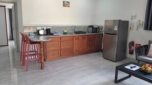Deluxe Double Room | Dapur peribadi | Peti sejuk/penyejuk beku saiz penuh, ketuhar gelombang mikro, dapur