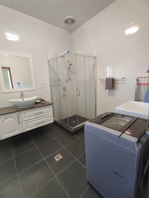 Familienapartment | Badezimmer | Dusche, Haartrockner, Handtücher, Seife