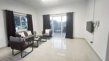 Apartamento luxo | Área de estar | Smart TV 32 polegadas com canais digitais