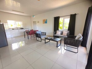 Familienapartment | Wohnbereich | 32-Zoll-Smart-TV mit Digitalempfang