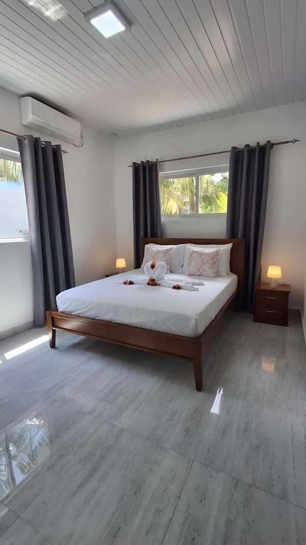 Habitación Deluxe doble | Caja fuerte, espacio para trabajar con un portátil, cortinas opacas
