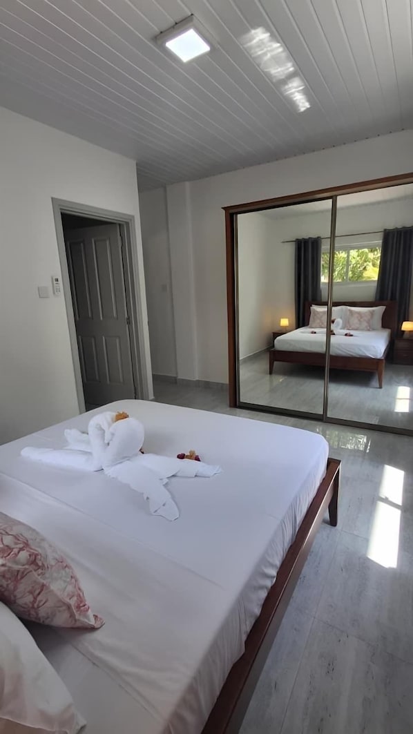 Deluxe Double Room | In-room safe, laptop workspace, blackout curtains, soundproofing - Trwa Koko Self Catering (Praslin Island)