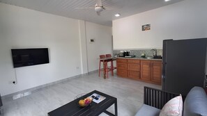 Deluxe Double Room | Ruang tamu | 32 inci sebuah televisyen pintar dengan digital