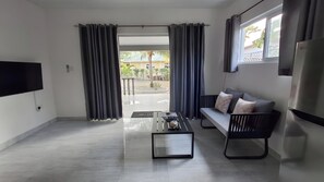 Deluxe-Doppelzimmer | Wohnzimmer | 32-Zoll-Smart-TV mit Digitalempfang