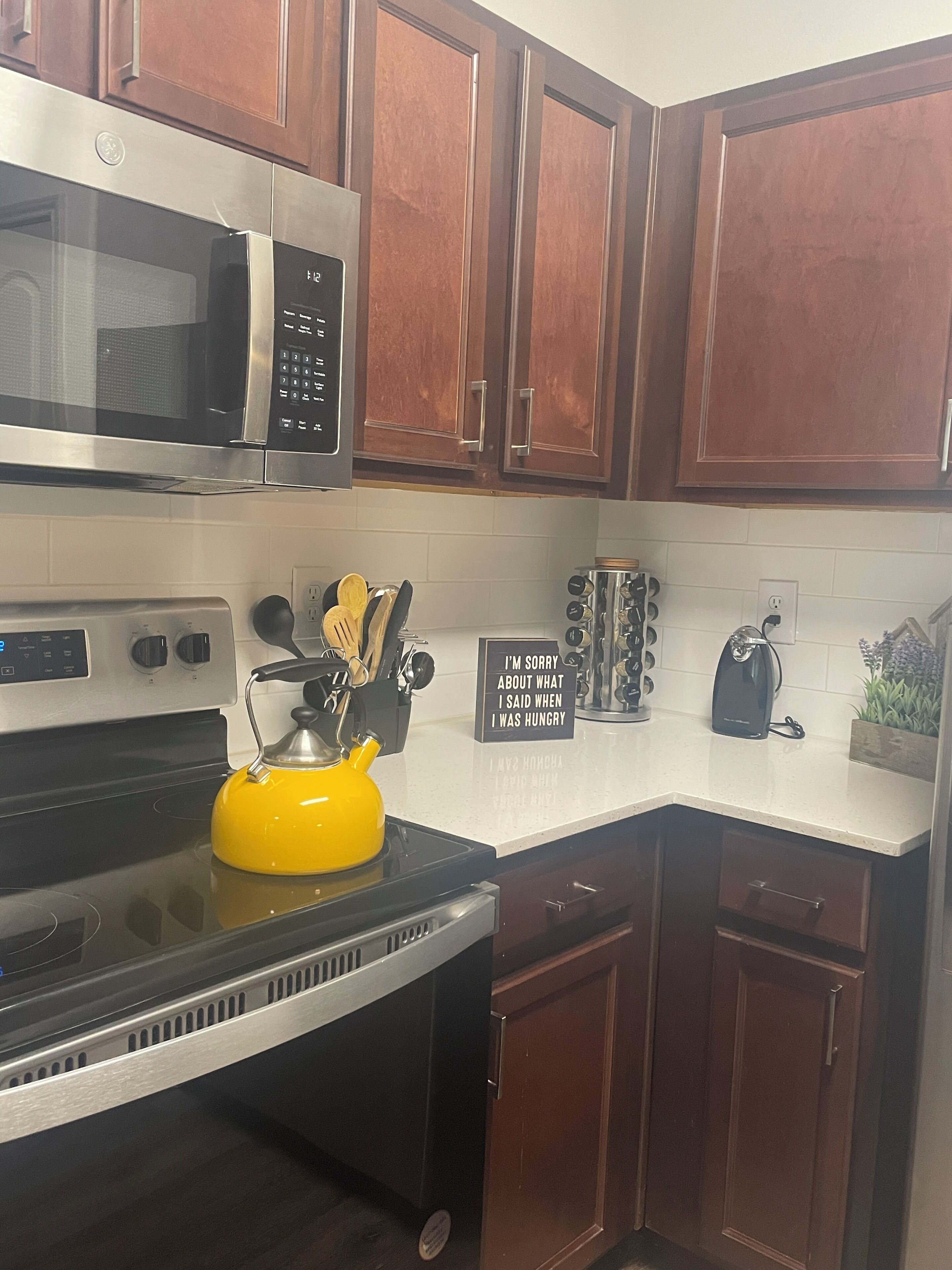 Geladeira, micro-ondas, fogão, cooktop