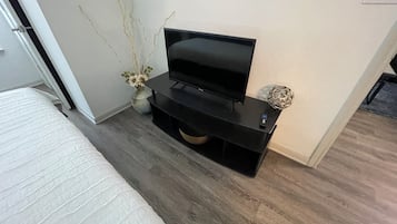 1 dormitorio, escritorio, tabla de planchar con plancha y cuna de viaje