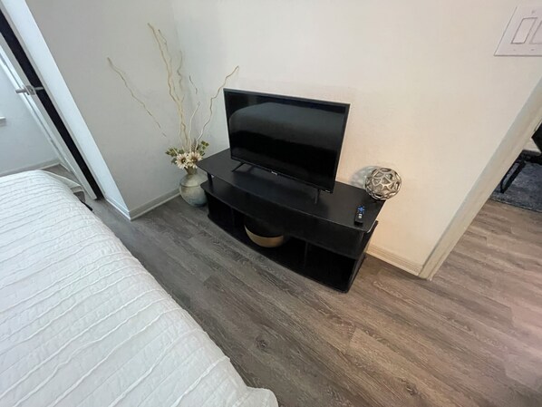 1 habitación, escritorio, tabla de planchar con plancha y cuna de viaje 