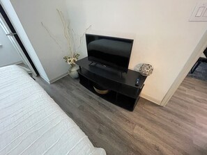 1 chambre, bureau, fer et planche Ă  repasser, lit parapluie