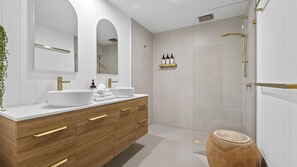 Douche, sèche-cheveux