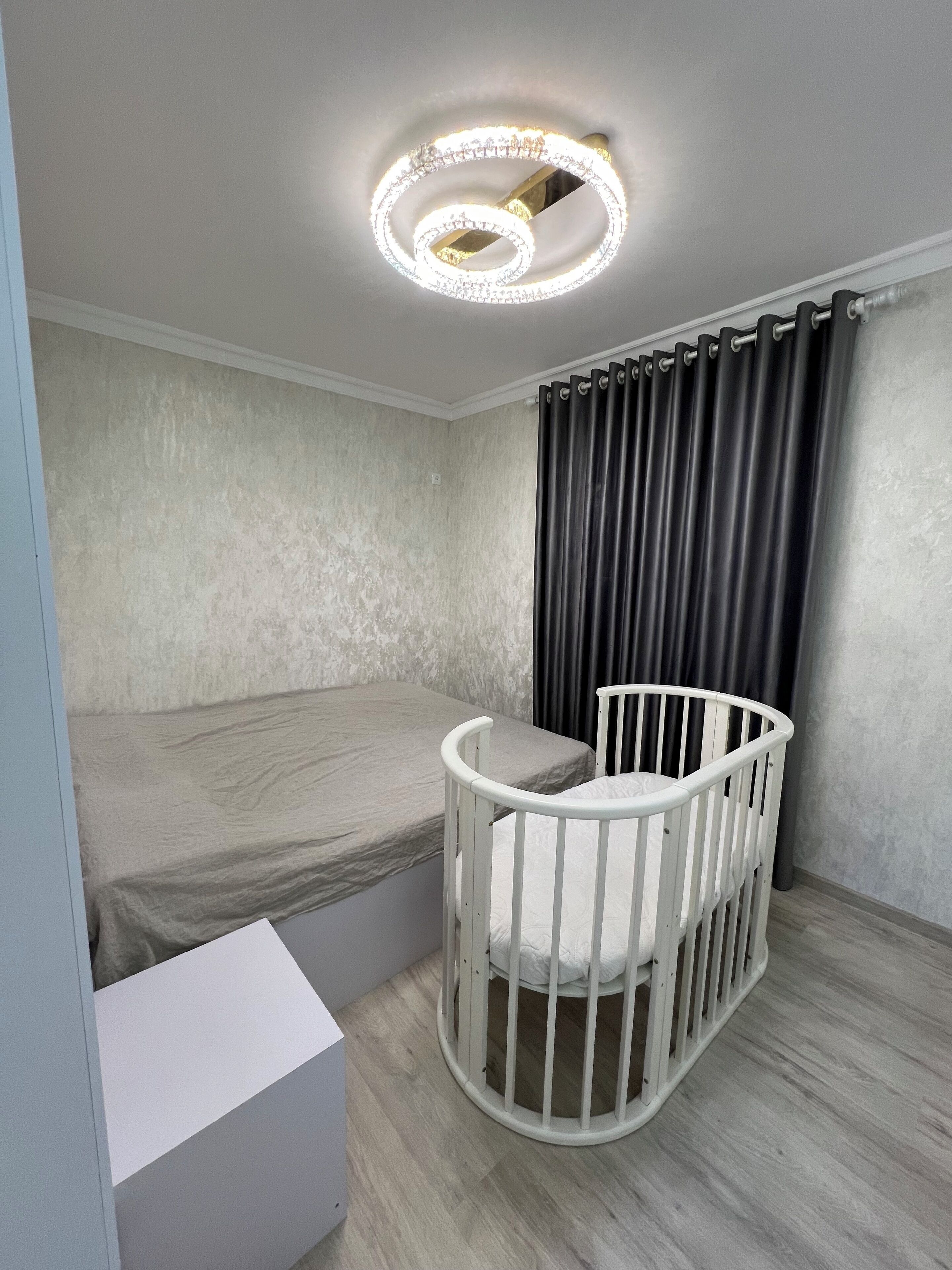 1 slaapkamer, een strijkplank/strijkijzer, beddengoed