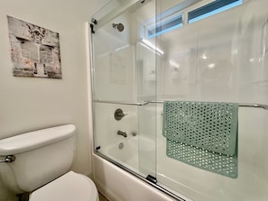 Séchoir à cheveux, serviettes fournies, savon, papier de toilette