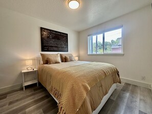 3 bedrooms, iron/ironing board, WiFi, bed sheets - Duck Den - 3 Bedroom Near University of Oregon Campus & Autzen Stadium (Eugene)