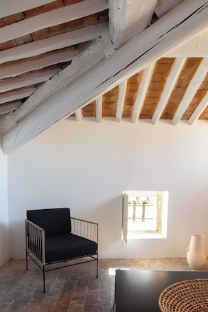 Interior. Arty stay with terrace in Lourmarin in the heart of the historic center.