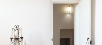 Arty stay with terrace in Lourmarin in the heart of the historic center.