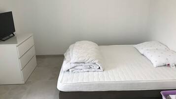 1 chambre, fer et planche à repasser