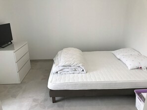 1 Schlafzimmer, Bügeleisen/Bügelbrett