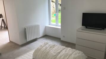 1 bedroom, iron/ironing board