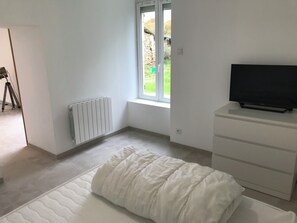 1 habitación y tabla de planchar con plancha 