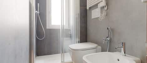 Douche, bidet, serviettes fournies