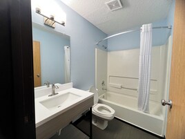 Chuveiro/banheira combinados, secador de cabelo, toalhas de banho