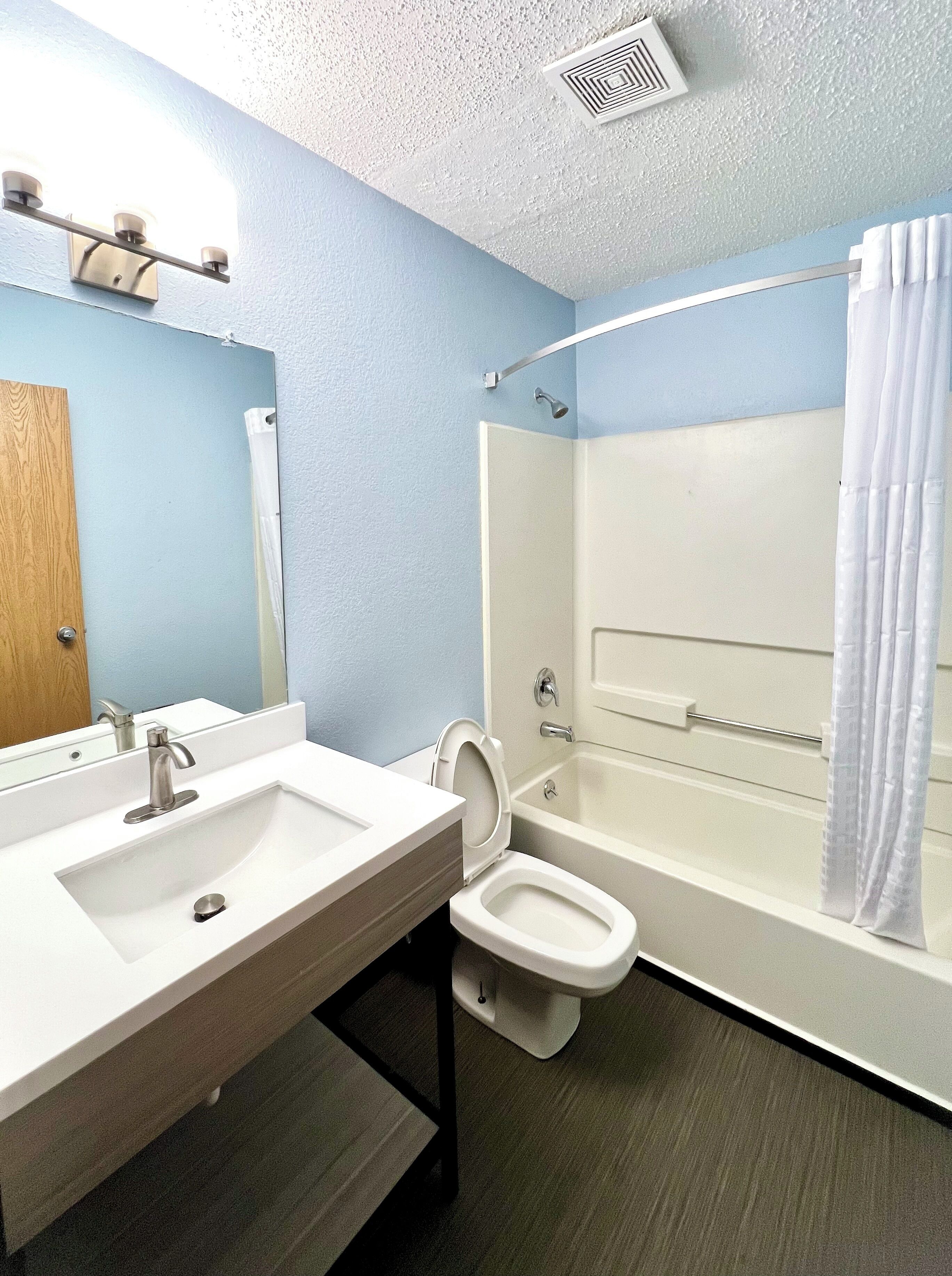 샤워기/욕조 결합, 헤어드라이어, 타월, 비누