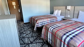 Habitación doble estándar, 2 camas matrimoniales, para no fumadores, vista a la montaña | Escritorio, espacio para trabajar con laptop y wifi gratis