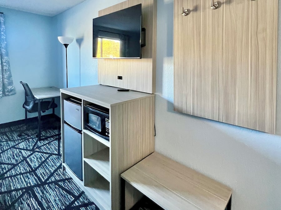 Desk, laptop workspace, free WiFi