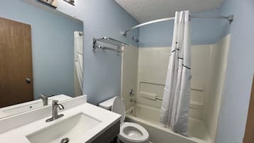 Duschwanne, Haartrockner, Handtücher, Seife