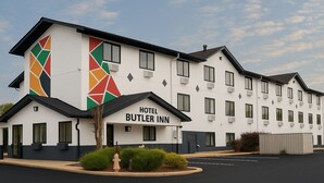 Un hotel de diseño moderno, con un llamativo patrón geométrico en la fachada, múltiples ventanas y un cielo despejado.