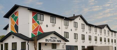 Overnatningsstedets facade – aften/nat