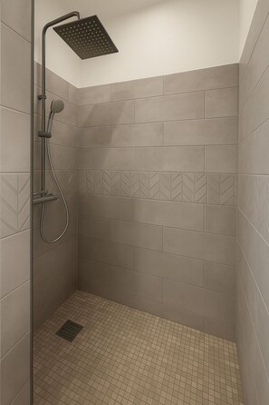 Hiustenkuivaaja, pyyhkeet, vessapaperi