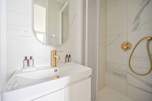 アパートメント | バスルーム | ヘアドライヤー、タオル、シャンプー