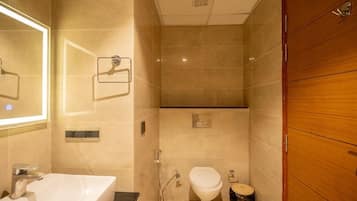 Superior Studio Suite | Bathroom | Shower, free toiletries, towels