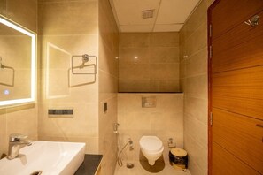 Superior Studio Suite | Bathroom | Shower, free toiletries, towels