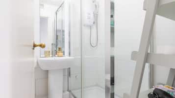Douche, sèche-cheveux, serviettes fournies, savon