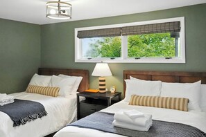 5 bedrooms, iron/ironing board, WiFi, bed sheets
