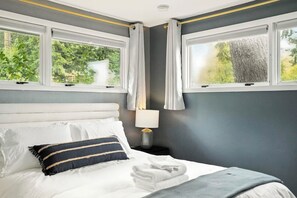 5 bedrooms, iron/ironing board, WiFi, bed sheets