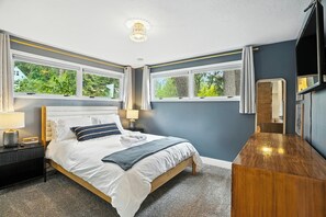 5 bedrooms, iron/ironing board, WiFi, bed sheets