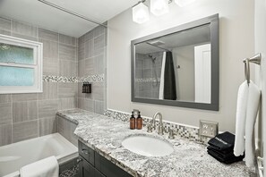 Douche, baignoire à jets, sèche-cheveux, serviettes fournies