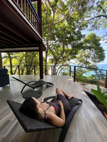 Beachfront Villa - Island Getaway for 11 in Saboga