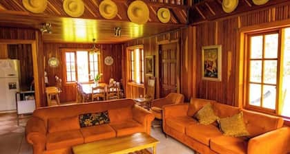 Cabin in Cerro Punta 6BR, Fireplace, Hiking