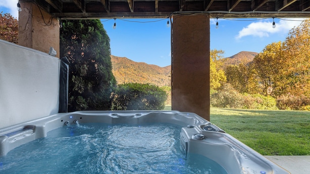 Un jacuzzi con vistas a un paisaje montañoso.