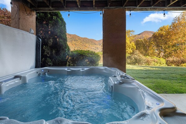 Outdoor spa tub - Firefly Ridge / Hot Tub / Views (Maggie Valley)