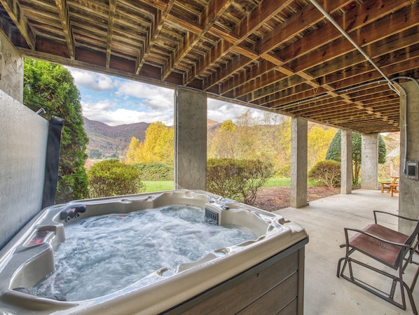 Outdoor spa tub