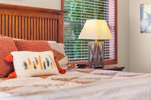 4 bedrooms, iron/ironing board, Internet, bed sheets