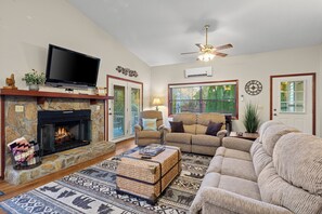 TV, fireplace, table tennis - Firefly Ridge / Hot Tub / Views (Maggie Valley)