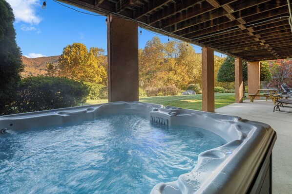 Outdoor spa tub