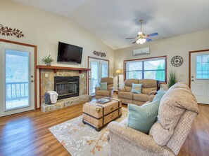 TV, fireplace