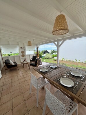 Outdoor dining - Bungalow Corrosol - 150m from the beach, swimming pool and sea view (Deshaies)