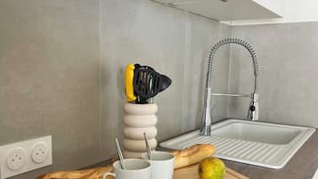 Frigorífico, microondas, placa de cocina y cafetera o tetera